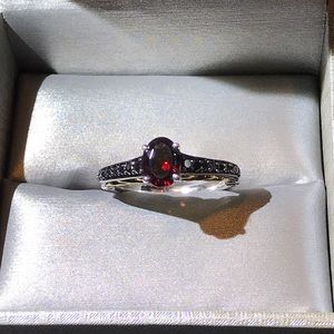 Ladies garnet ring .925 & 10kt